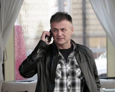 GLUMAC UHVAĆEN ISPRED ZGRADE Branislav Lečić, na ulici š*kirao prolaznike svojim postupkom, sve oči bile uprte u njega (FOTO) GLUMAC UHVAĆEN ISPRED ZGRADE Branislav Lečić, na ulici š*kirao prolaznike svojim postupkom, sve oči bile uprte u njega (FOTO)